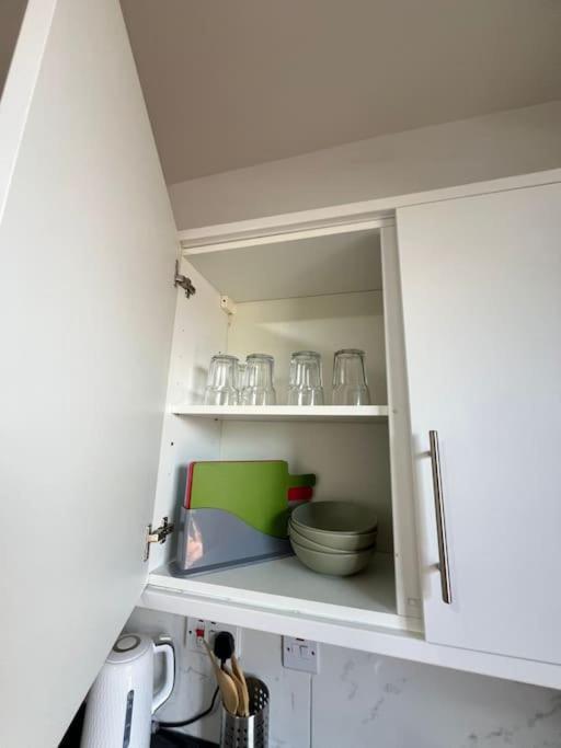 2 Bedroom Apartment Near Station London Kültér fotó