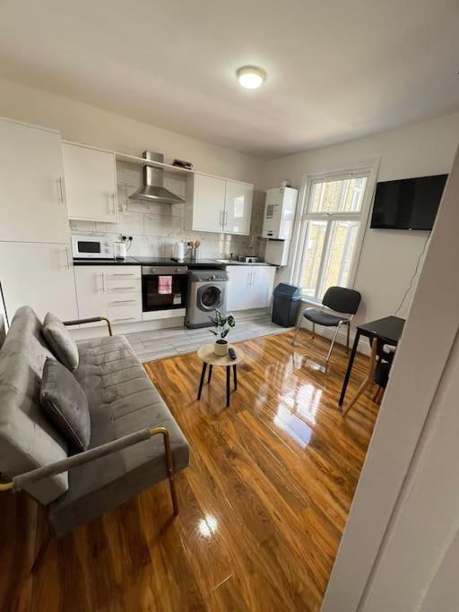 2 Bedroom Apartment Near Station London Kültér fotó