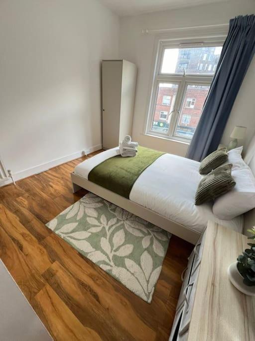 2 Bedroom Apartment Near Station London Kültér fotó
