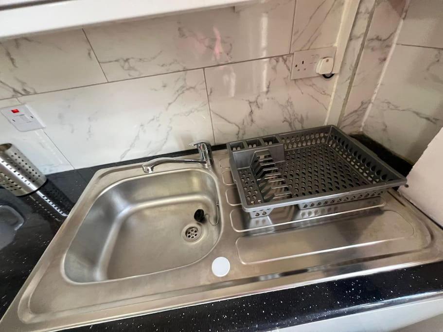 2 Bedroom Apartment Near Station London Kültér fotó