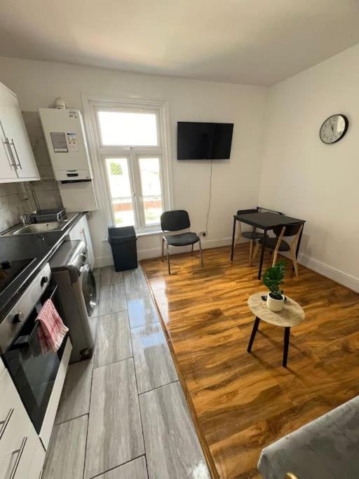 2 Bedroom Apartment Near Station London Kültér fotó
