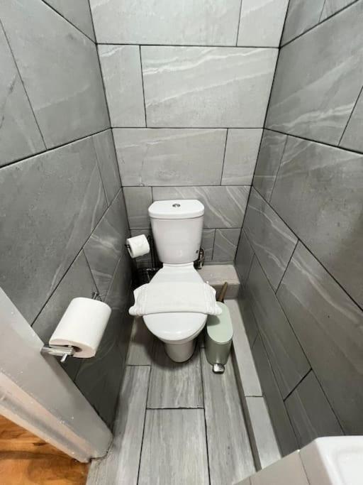 2 Bedroom Apartment Near Station London Kültér fotó
