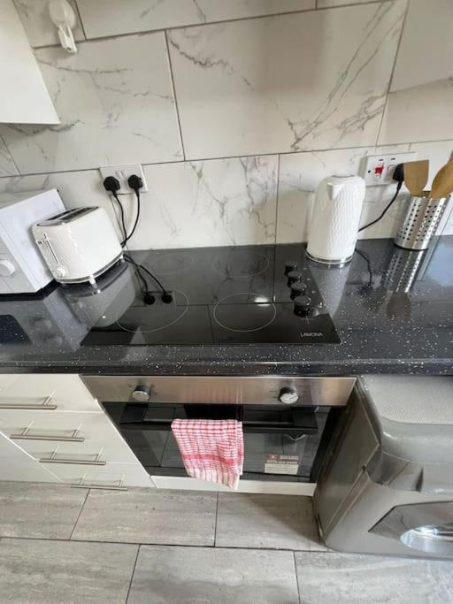 2 Bedroom Apartment Near Station London Kültér fotó