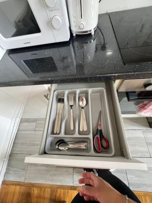 2 Bedroom Apartment Near Station London Kültér fotó